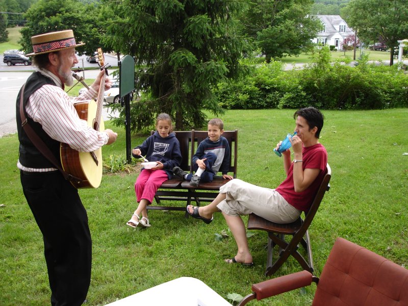 A good time is had by all! Don Thoenig puts a smile on everyones face!
